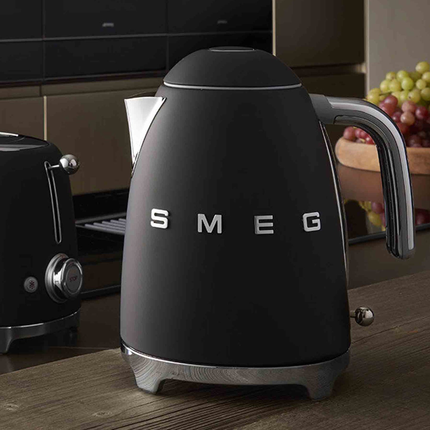 Smeg 1.7L Retro Cordless Kettle - Matte Black